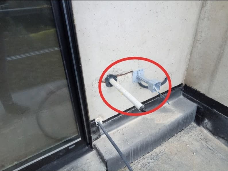 Photo d’un tuyau et de sa fixation entourés en rouge dans l’outil d’annotation de l’app mobile